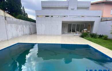 Imagem: A casa possui 4 Dormitórios, 5 Banheiros, 5 Vagas na garagem