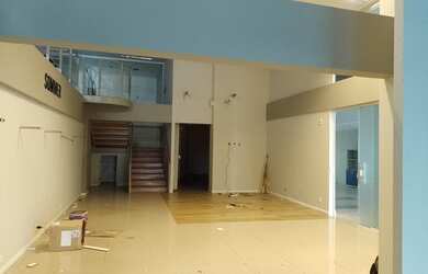 Imagem: O depósito possui 5 Vagas na garagem e 245m² de Área e está