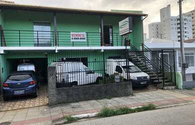 Imagem: A casa possui 1 Dormitório, 4 Banheiros, 4 Vagas na garagem