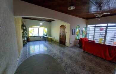 Imagem: A casa possui 5 Dormitórios, 3 Banheiros, 3 Vagas na garagem