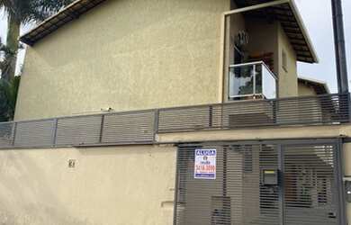 Imagem: A casa possui 3 Dormitórios, 1 Banheiro, 2 Vagas na garagem