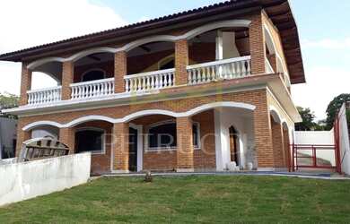 Imagem: A casa possui 5 Dormitórios, 5 Banheiros, 2 Vagas na garagem