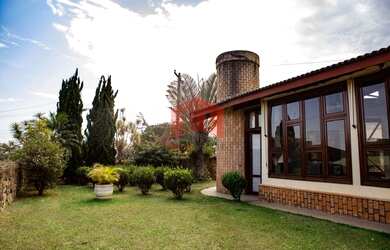 Imagem: A casa possui 5 Dormitórios, 5 Banheiros, 4 Vagas na garagem