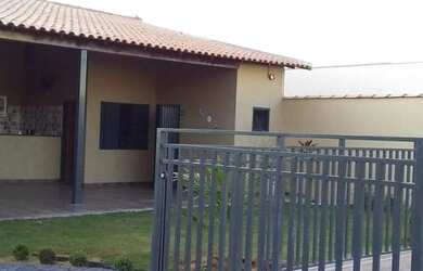 Imagem: A casa possui 2 Dormitórios, 2 Banheiros, 3 Vagas na garagem