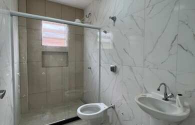 Imagem: A casa possui 2 Dormitórios, 1 Banheiro, 2 Vagas na garagem