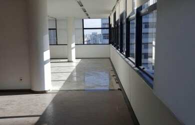 Imagem: O depósito possui 3 Vagas na garagem e 210m² de Área e está