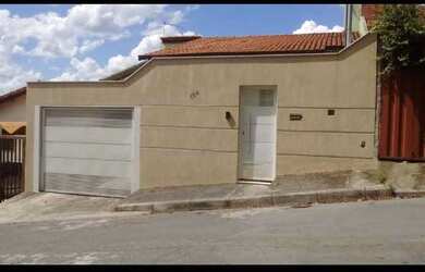 Imagem: A casa possui 2 Dormitórios, 1 Banheiro, 2 Vagas na garagem