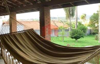 Imagem: A casa possui 3 Dormitórios, 3 Banheiros, 5 Vagas na garagem