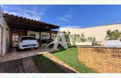 Imagem: A casa possui 4 Dormitórios, 3 Banheiros, 2 Vagas na garagem