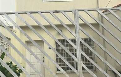 Imagem: A casa possui 1 Dormitório, 2 Banheiros, 2 Vagas na garagem