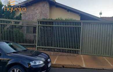 Imagem: A casa possui 2 Dormitórios, 2 Banheiros, 4 Vagas na garagem