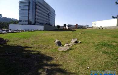 Imagem: O terreno possui 2.596m² de Área e está localizado em Tamboré