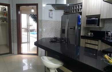 Imagem: A casa possui 3 Dormitórios, 2 Banheiros, 4 Vagas na garagem