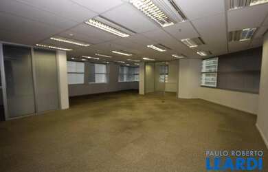 Imagem: O depósito possui 5 Vagas na garagem, 210m² de Área e está