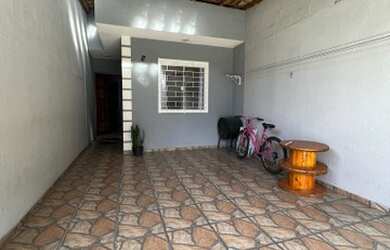 Imagem: A casa possui 2 Dormitórios, 1 Banheiro, 2 Vagas na garagem