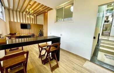 Imagem: A casa possui 4 Dormitórios, 4 Banheiros, 2 Vagas na garagem