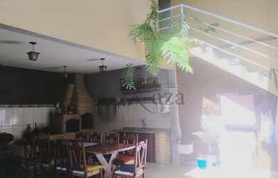 Imagem: A casa possui 3 Dormitórios, 1 Banheiro, 3 Vagas na garagem