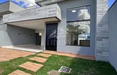 Imagem: A casa possui 3 Dormitórios, 2 Banheiros, 4 Vagas na garagem