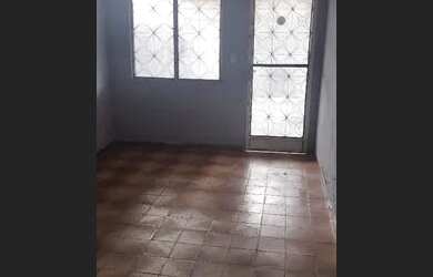 Imagem: A casa possui 2 Dormitórios, 1 Banheiro, 2 Vagas na garagem