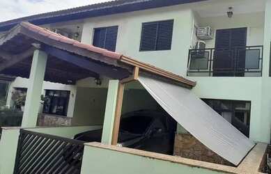 Imagem: A casa possui 3 Dormitórios, 1 Banheiro, 1 Vaga na garagem