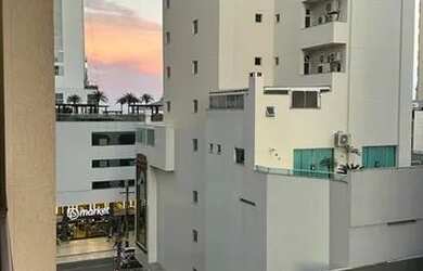 Imagem 2: Alugo ou vendo apartamento anual, 1 suíte + 1 dorm, 1 vaga privativa, ao lado do mar