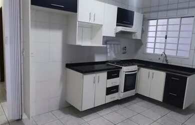 Imagem: A casa para alugar possui 2 Dormitórios, 1 Banheiro, 2 Vagas