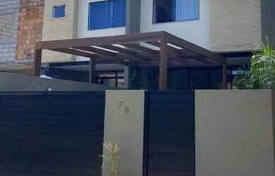 Imagem: A casa possui 3 Dormitórios, 1 Banheiro, 1 Vaga na garagem