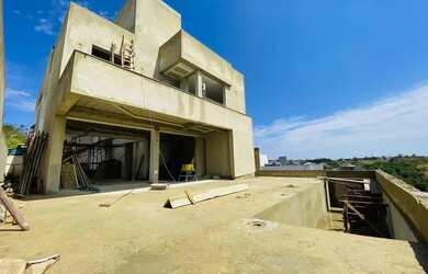 Imagem: A casa possui 4 Dormitórios, 4 Banheiros, 4 Vagas na garagem