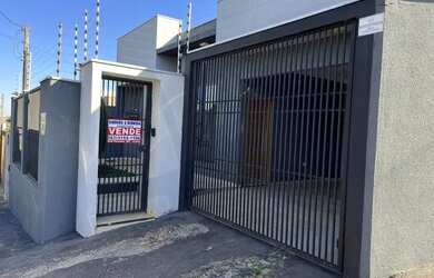 Imagem: A casa possui 2 Dormitórios, 2 Banheiros, 4 Vagas na garagem