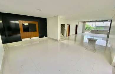 Imagem: A casa possui 4 Dormitórios, 5 Banheiros, 4 Vagas na garagem