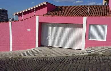 Imagem: A casa possui 3 Dormitórios, 2 Banheiros, 5 Vagas na garagem