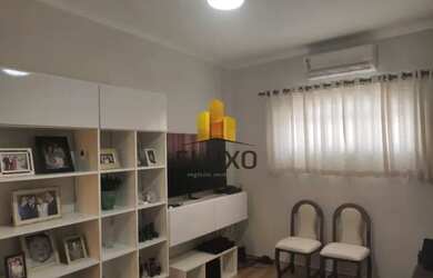 Imagem: A casa possui 3 Dormitórios, 1 Banheiro, 3 Vagas na garagem