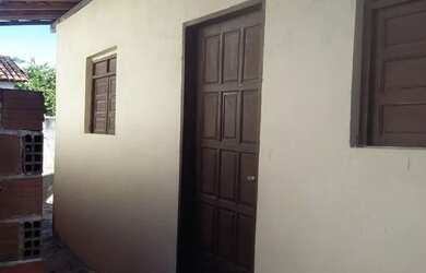 Imagem: A casa possui 1 Dormitório e 1 Banheiro e está localizado