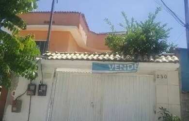 Imagem: A casa possui 2 Dormitórios, 2 Banheiros, 4 Vagas na garagem