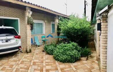 Imagem: A casa possui 3 Dormitórios, 3 Banheiros, 4 Vagas na garagem