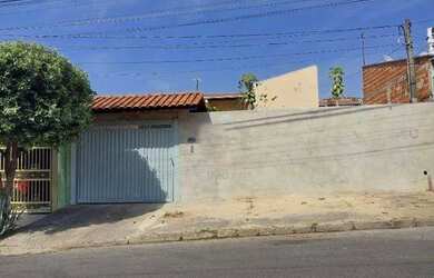 Imagem: A casa possui 3 Dormitórios, 3 Banheiros, 4 Vagas na garagem