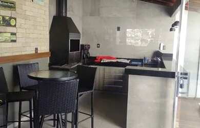 Imagem: A casa possui 3 Dormitórios, 3 Banheiros, 2 Vagas na garagem