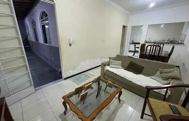 Imagem: A casa possui 3 Dormitórios, 2 Banheiros, 2 Vagas na garagem