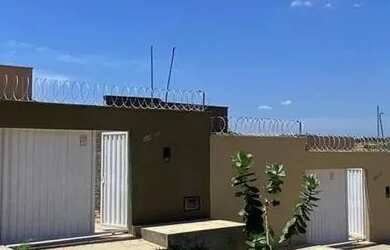 Imagem: A casa possui 5 Dormitórios, 1 Banheiro, 1 Vaga na garagem