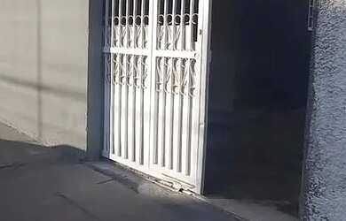 Imagem: A casa possui 3 Dormitórios, 2 Banheiros, 5 Vagas na garagem