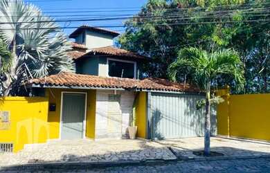 Imagem: A casa possui 4 Dormitórios, 5 Banheiros, 2 Vagas na garagem