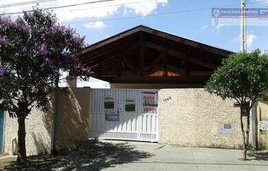 Imagem: A casa possui 3 Dormitórios, 2 Banheiros, 4 Vagas na garagem