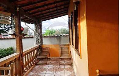 Imagem: A casa possui 5 Dormitórios, 3 Banheiros, 4 Vagas na garagem