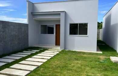 Imagem: A casa possui 2 Dormitórios, 2 Banheiros, 2 Vagas na garagem