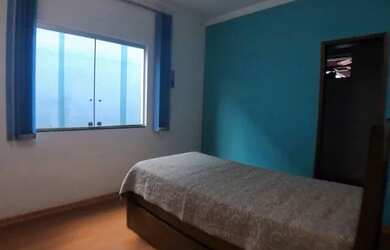 Imagem: A casa possui 4 Dormitórios, 2 Banheiros, 4 Vagas na garagem