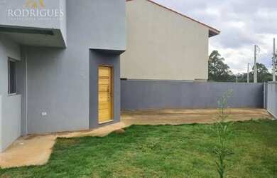 Imagem: A casa possui 2 Dormitórios, 2 Banheiros, 2 Vagas na garagem