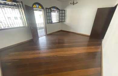 Imagem: A casa possui 4 Dormitórios, 3 Banheiros, 4 Vagas na garagem