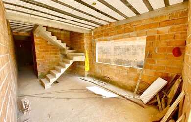 Imagem: A casa possui 3 Dormitórios, 2 Banheiros, 3 Vagas na garagem