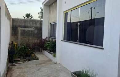 Imagem: A casa possui 2 Dormitórios, 2 Banheiros, 2 Vagas na garagem