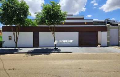 Imagem: A casa possui 4 Dormitórios, 4 Banheiros, 5 Vagas na garagem